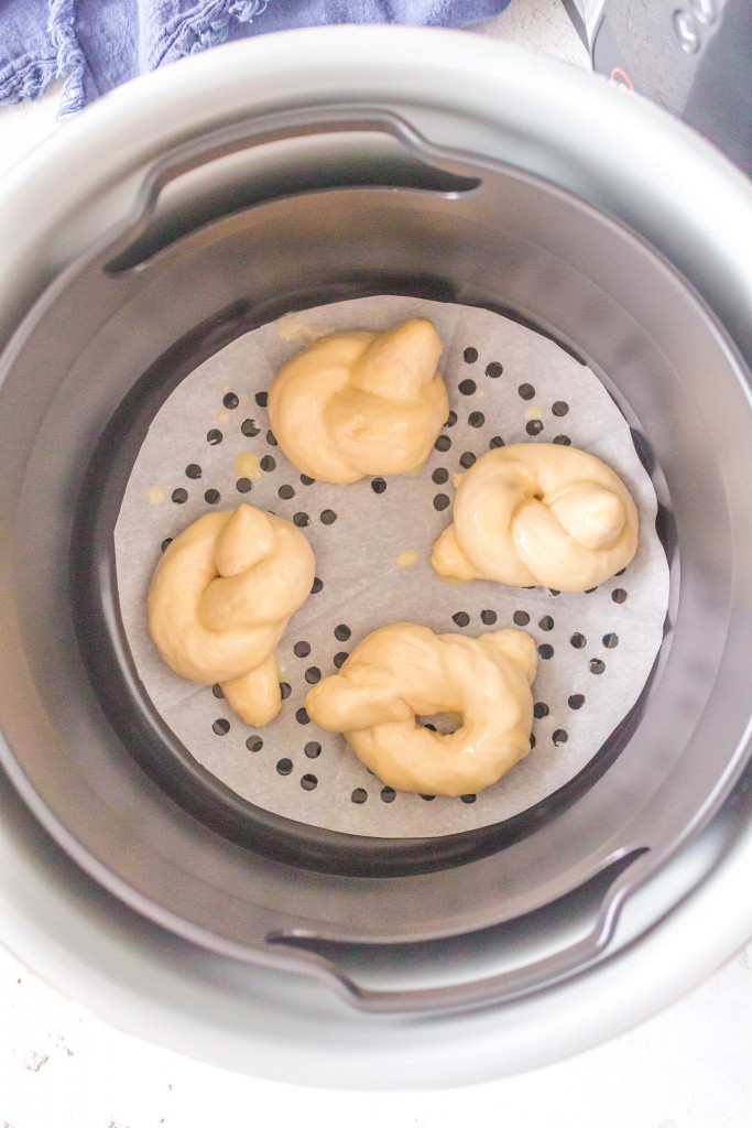 air fryer garlic knots