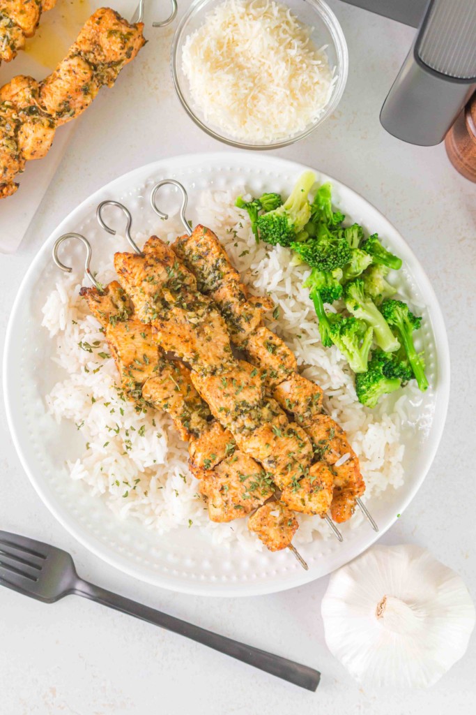 air fryer garlic butter chicken skewers